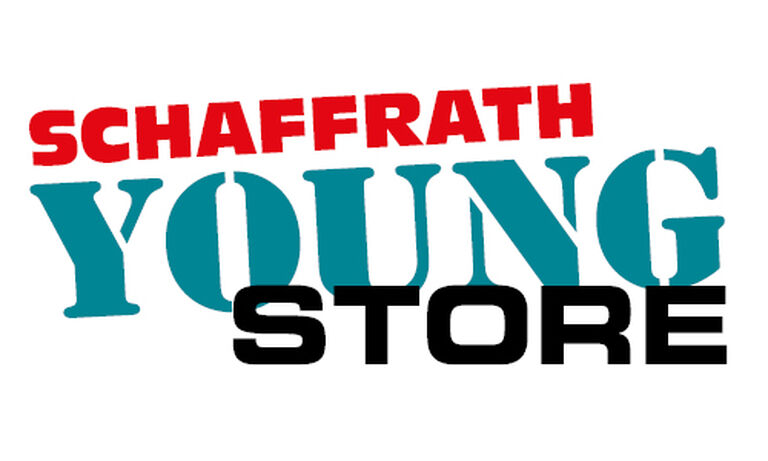 Oben steht „SCHAFFRATH“ in kräftigen, roten Großbuchstaben. Darunter das Wort „YOUNG“ in einer auffälligen, türkisfarbenen und groß geschriebenen Schriftart mit leicht verspielten, ungleichmäßigen Buchstaben. Unten folgt „STORE“ in schwarzen, dicken Großbuchstaben. Der Hintergrund des Logos ist schlicht und weiß, wodurch der farbige Schriftzug klar und kontrastreich hervortritt. Das Design vermittelt eine moderne und jugendliche Ausstrahlung.